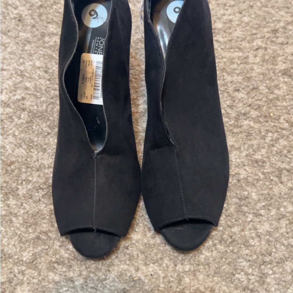 NWT black Heels with sparkle embellishment.